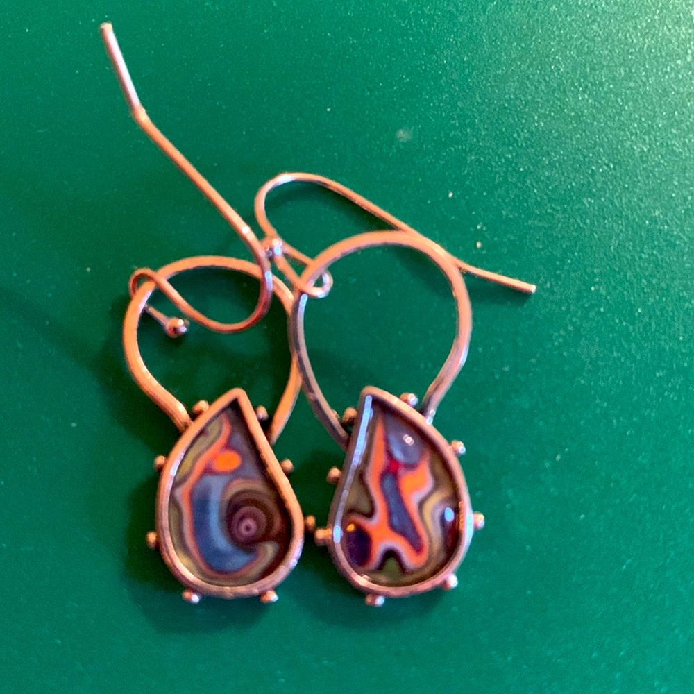 Funky unique wire earrings with colorful swirl center stone silver tone EUC